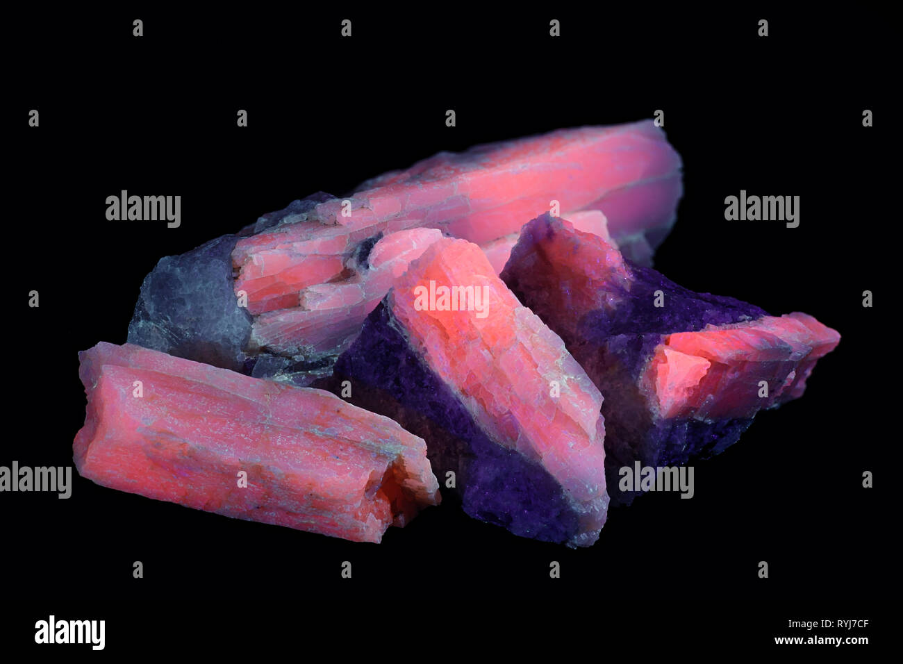 Kristalle von industriellen Lithium Erz spodumene zeigen rote Fluoreszenz im UV-Licht (365 nm). Probe von Haapaluoma Finnland. Stockfoto