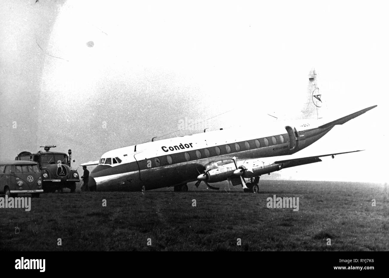 Verkehr/Transport, Luftfahrt, Unfall, Notlandung eine Vickers Viscount 814 der Condor Flugdienst, Riß von der vorderen Fahrwerk, Flughafen München Riem, 2. Halbjahr 1950 - Additional-Rights Clearance-Info - Not-Available Stockfoto