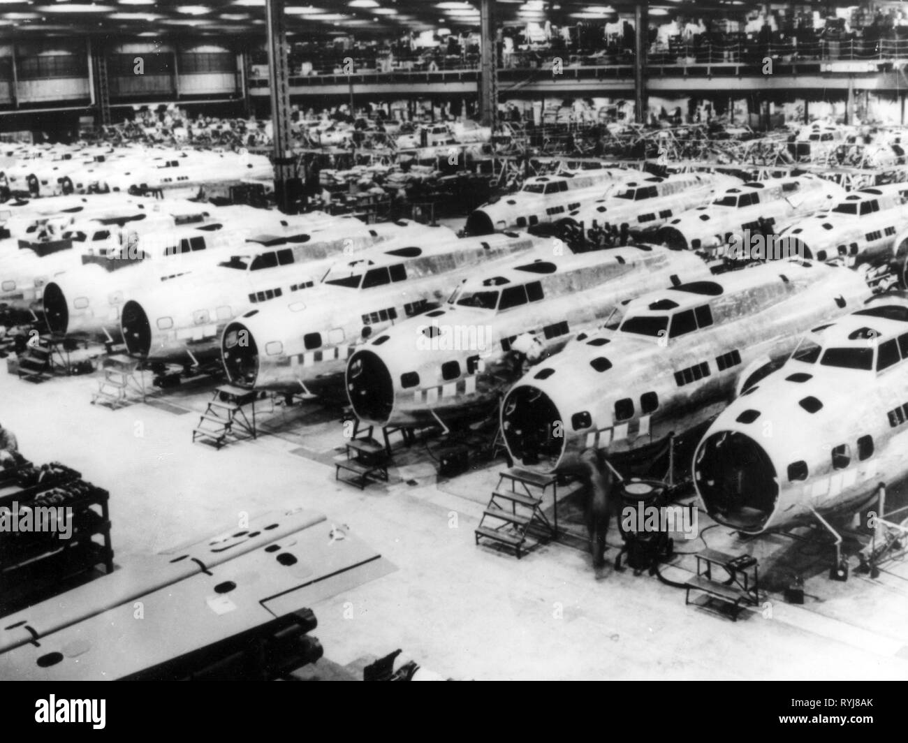 Industrie, Luftfahrt, Boeing arbeitet, Produktion von Boeing B-17 E Flying Fortress, die Amtsleitungen in Produktionshalle, die Fabrik in Seattle, Washington, Dezember 1942 Additional-Rights - Clearance-Info - Not-Available Stockfoto