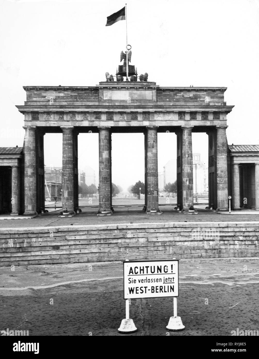 Geographie/Reisen, Deutschland, Berlin, Brandenburger Tor, Westseite, Schild "Achtung! Sie verlassen jetzt West-berlin", 1960er Jahre, Additional-Rights - Clearance-Info - Not-Available Stockfoto