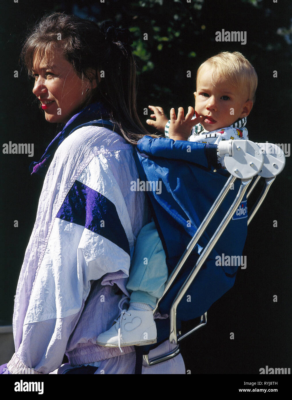 Menschen, Familie, Mutter mit Kind, Frau, die Jungen (11 Monate) in der Hand barrow Rack auf der Rückseite, Korb, ca. 1991, Additional-Rights - Clearance-Info - Not-Available Stockfoto