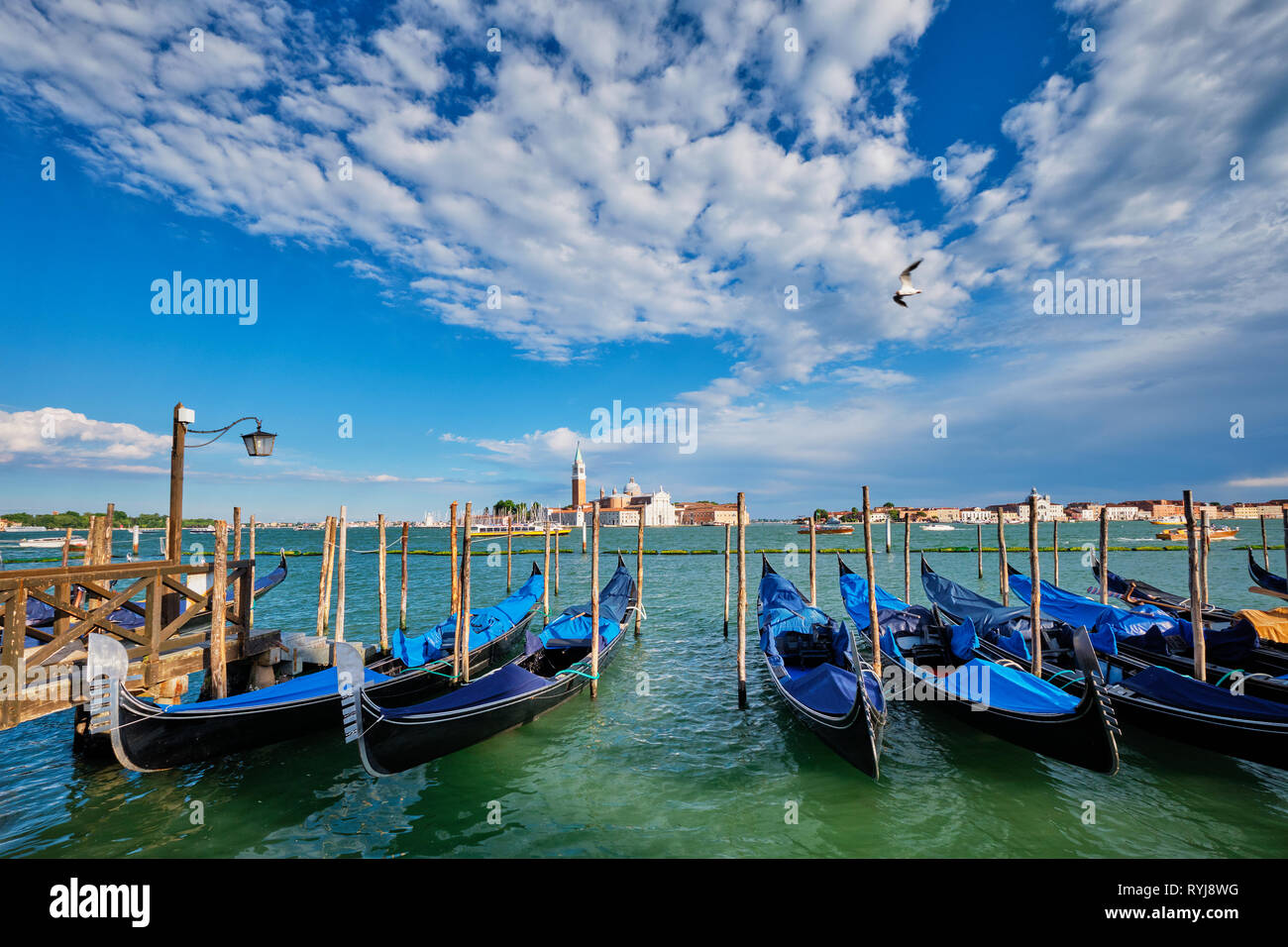 Gondeln und in der Lagune von Venedig, die von der Piazza San Marco. Venedig, Italien Stockfoto
