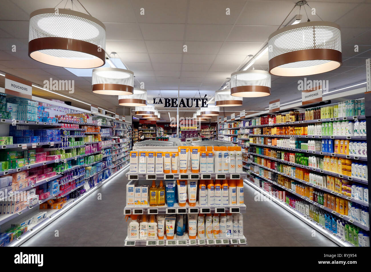 Stände in der Zeile im Supermarkt. Kosmetik. Frankreich. Stockfoto