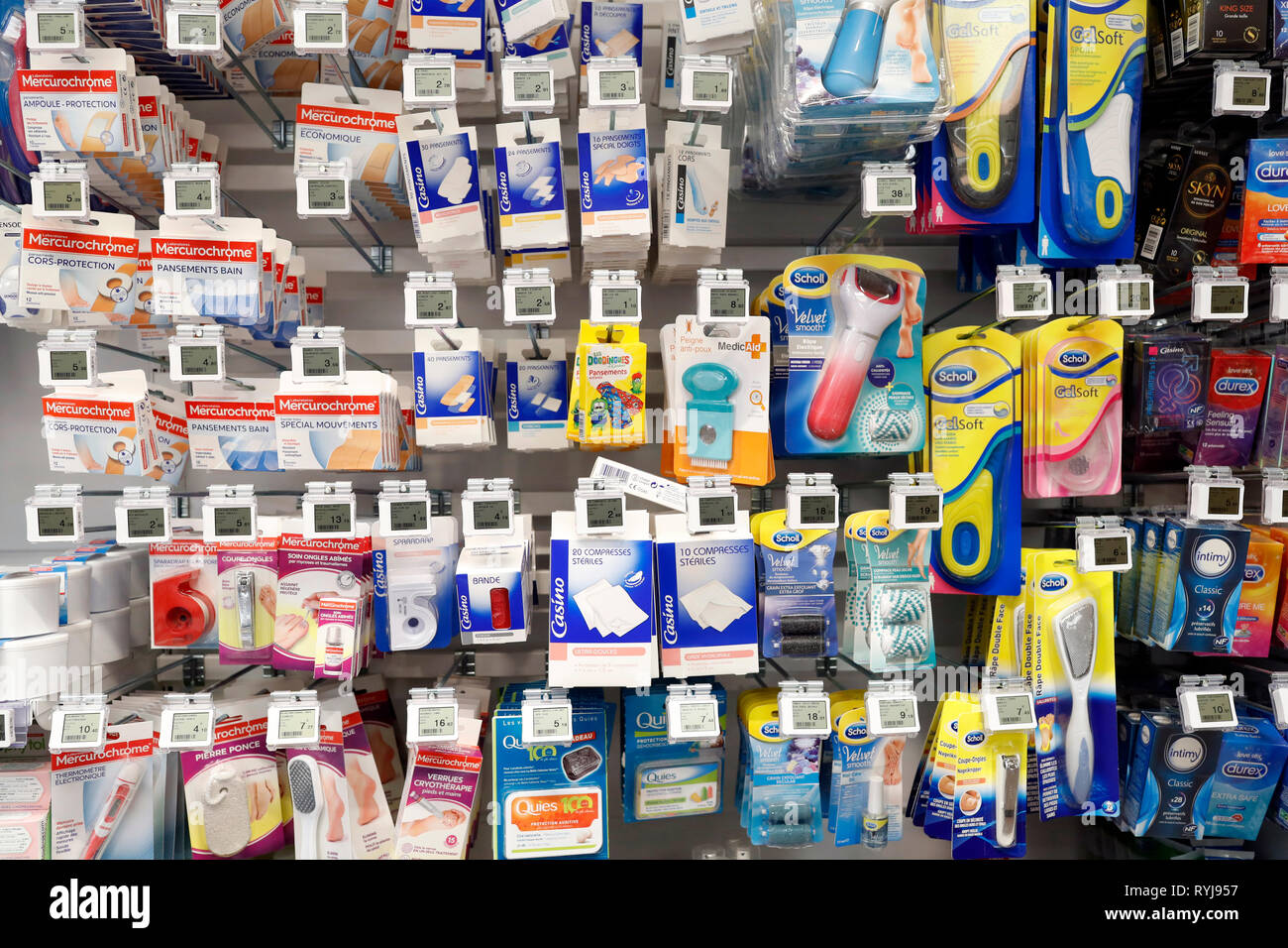 Stände in der Zeile im Supermarkt. Parapharmazie Produkte. Frankreich. Stockfoto