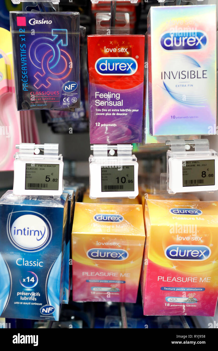 Stände in der Zeile im Supermarkt. Parapharmazie Produkte. Kondome. Frankreich. Stockfoto