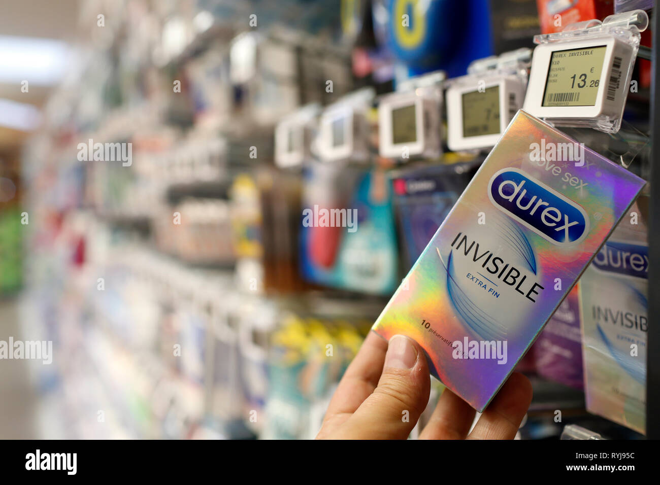 Stände in der Zeile im Supermarkt. Parapharmazie Produkte. Kondome. Mann einkaufen. Frankreich. Stockfoto