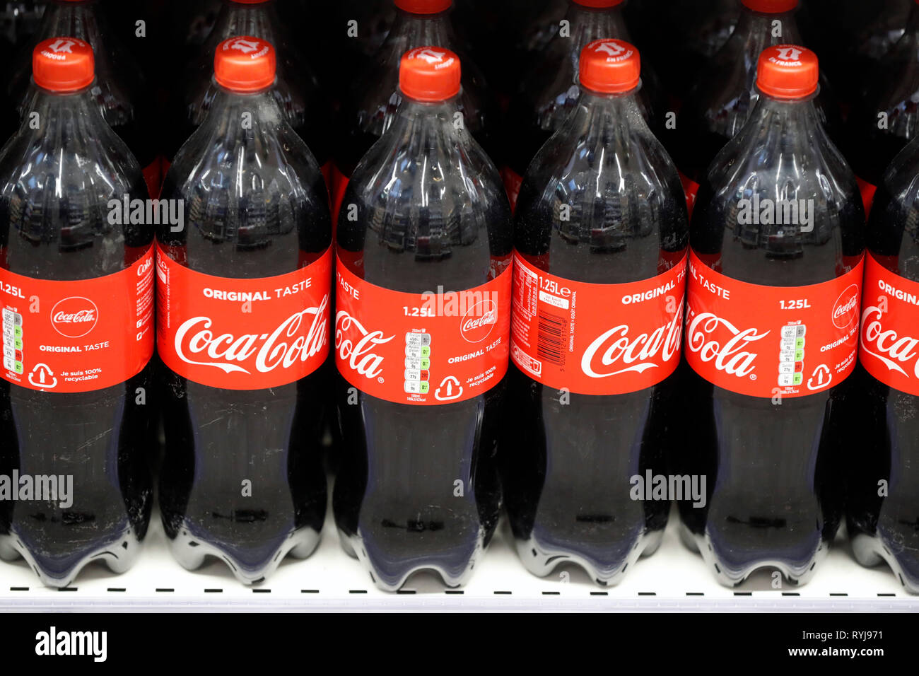 Stände in der Zeile im Supermarkt. Alkoholfreie Getränke. Coca Cola. Frankreich. Stockfoto