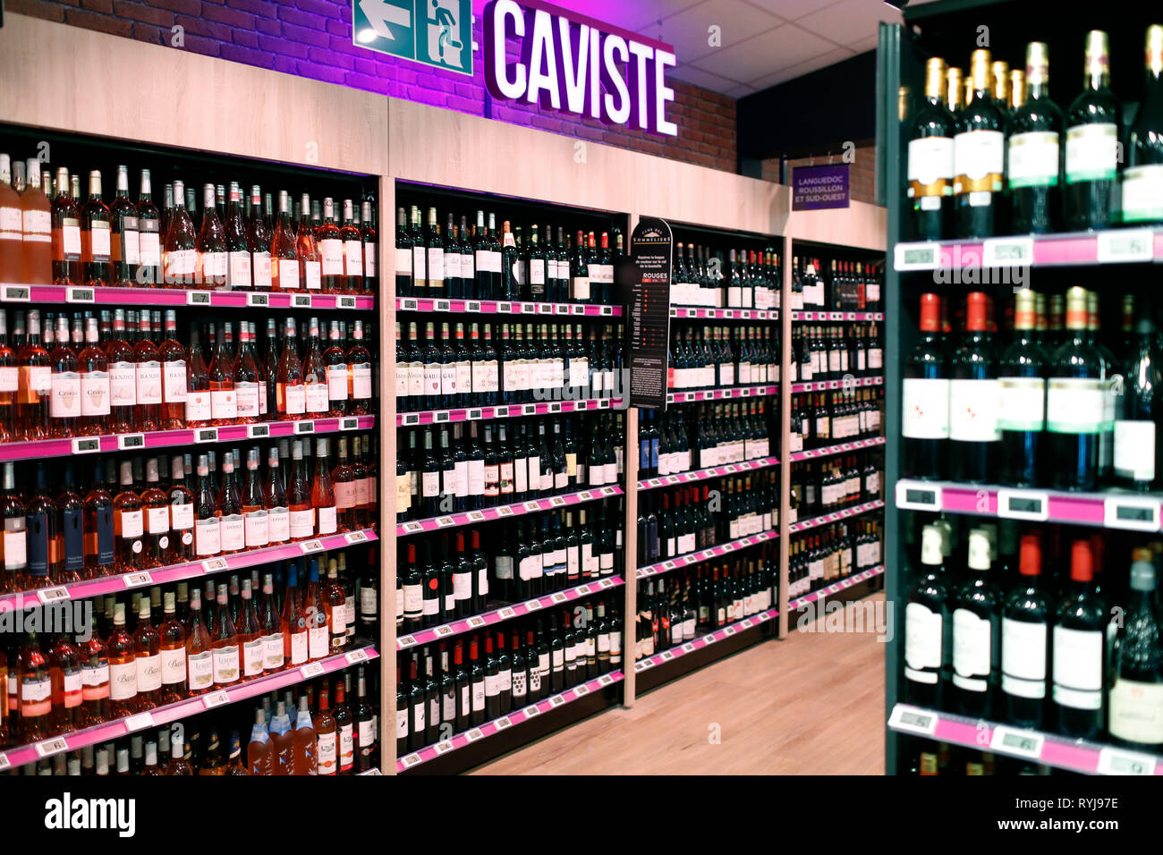Stände in der Zeile im Supermarkt. Wein. Frankreich. Stockfoto