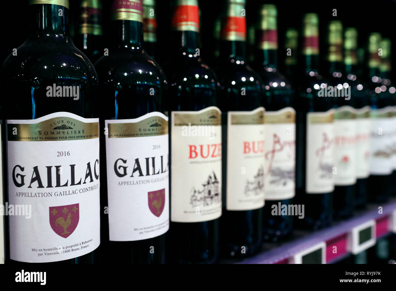 Stände in der Zeile im Supermarkt. Wein. Frankreich. Stockfoto