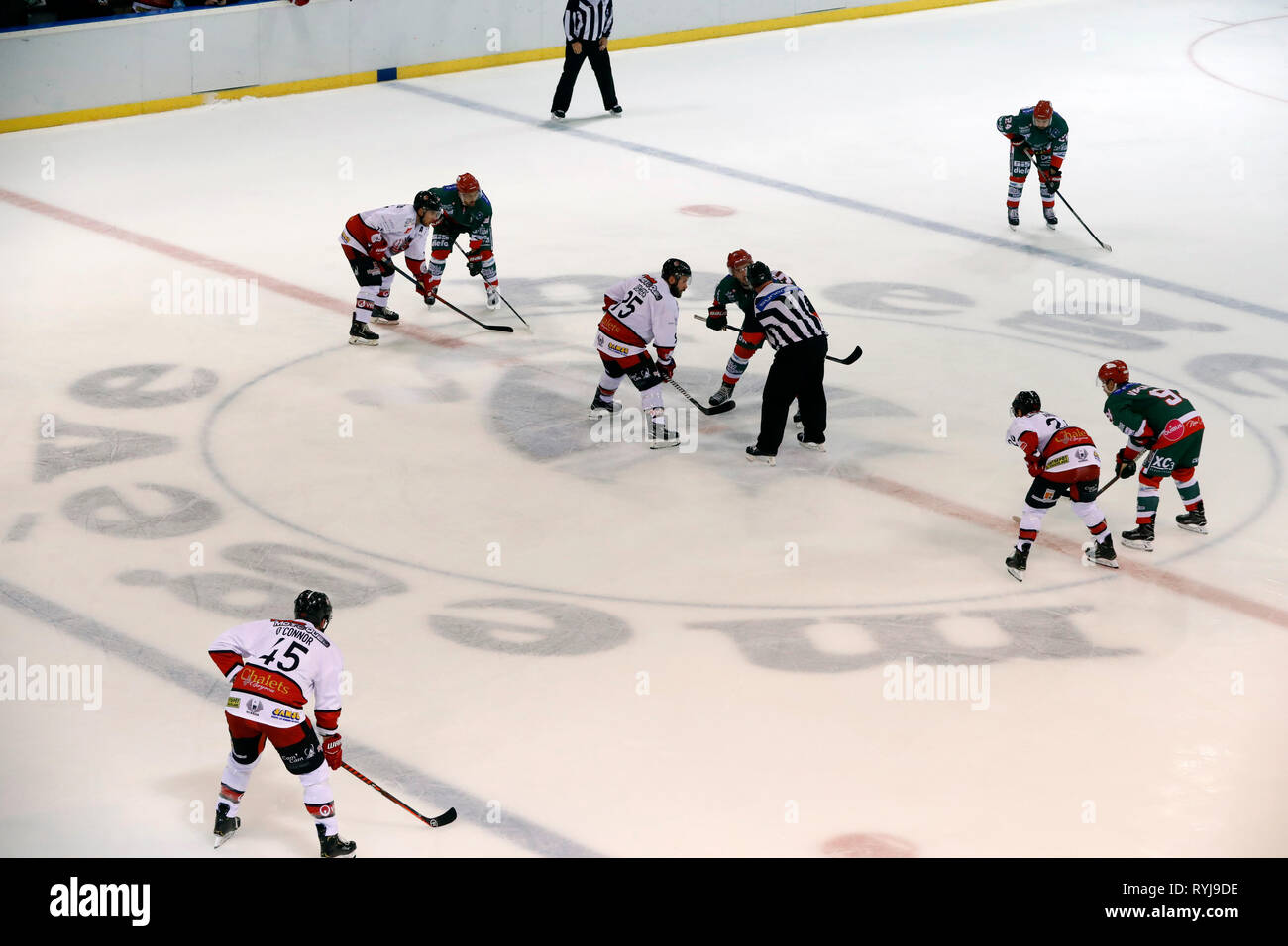 Eishockeymatch. Gesicht weg. Die Spieler in Aktion. HC Mont-Blanc. Megeve. Frankreich. Stockfoto