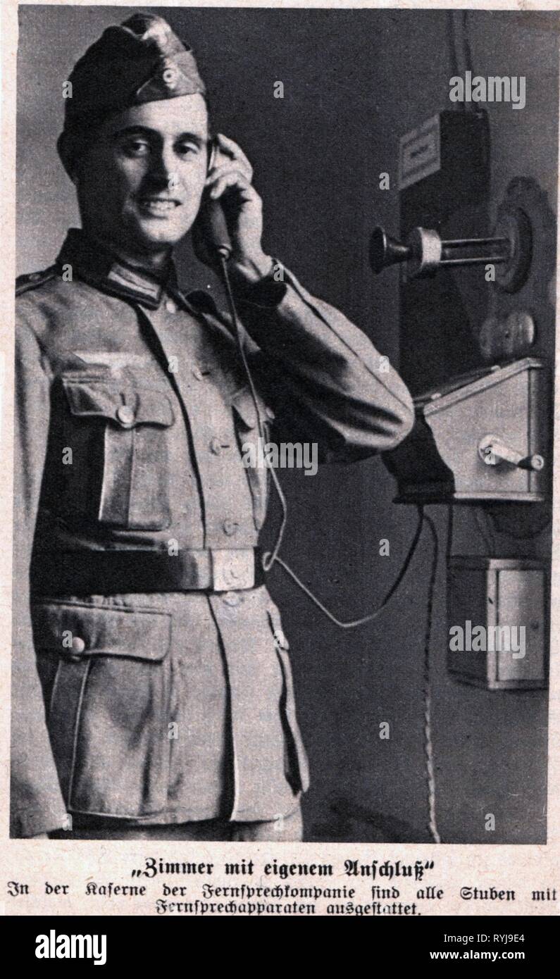 E-Mail, Telefon, öffentliches Telefon in der Kaserne ein Signal Unit, Soldat am Telefon, Deutschland, 1939, Additional-Rights - Clearance-Info - Not-Available Stockfoto