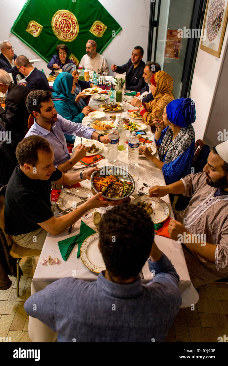 Iftar (Ramadan Abendessen Brechen der Tag - lange Schnell) im Maison Soufie (Sufi Home), Saint-Ouen, Frankreich. Stockfoto