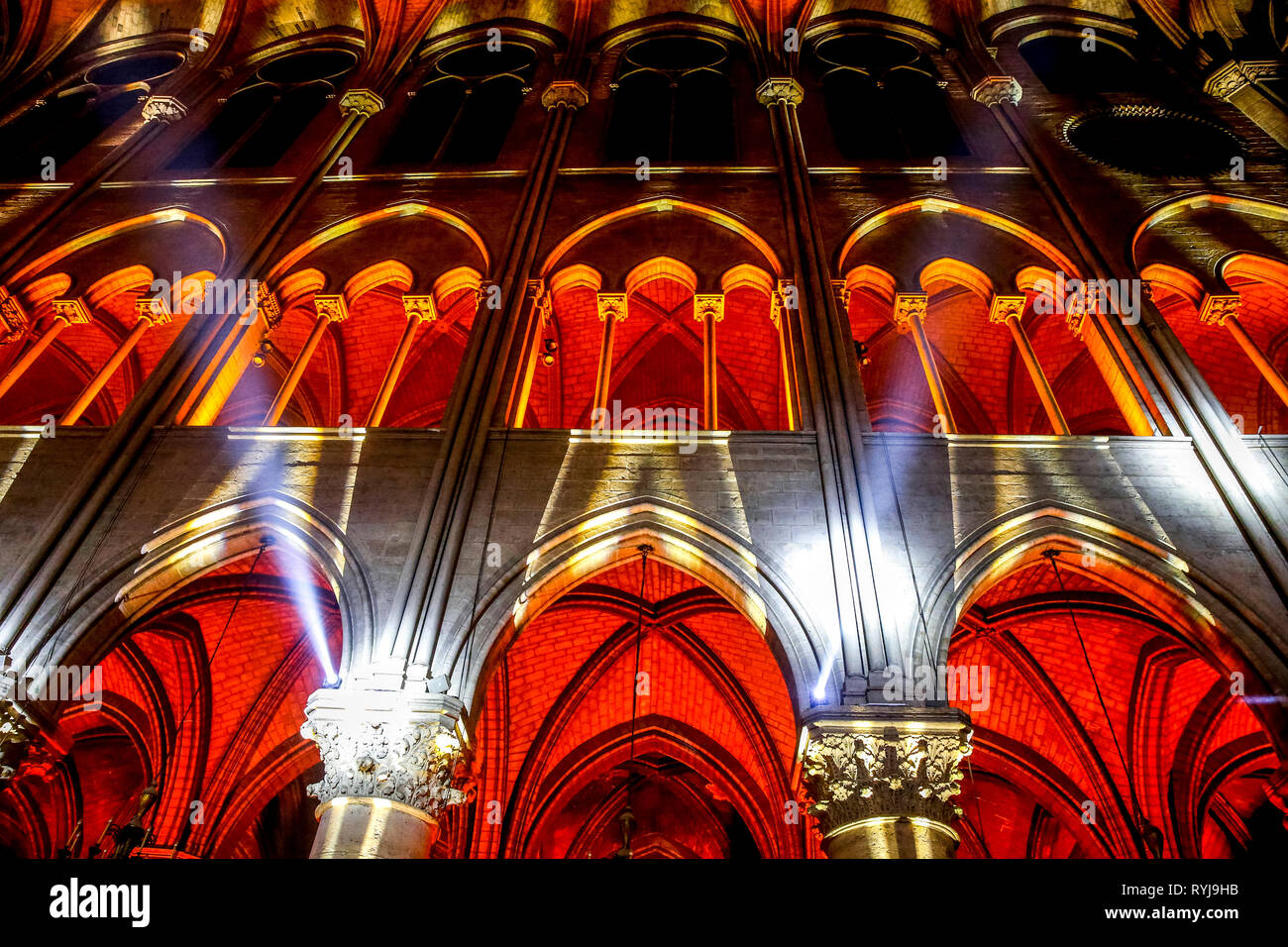 Ton- und Lichtshow in der Kathedrale Notre Dame, Paris, Frankreich. Stockfoto