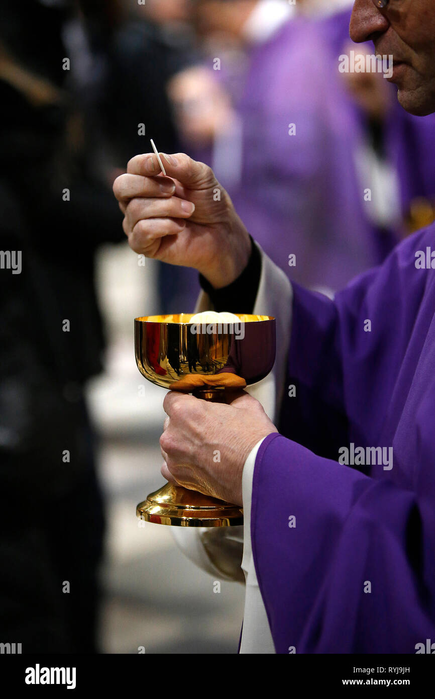 Aschermittwoch Feier in der Kathedrale Notre Dame, Paris, Frankreich. Stockfoto