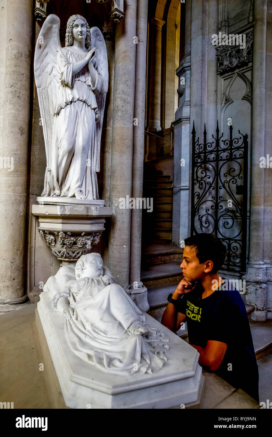 12-jähriger Junge, die in der königlichen Kapelle in Dreux, Frankreich. Stockfoto