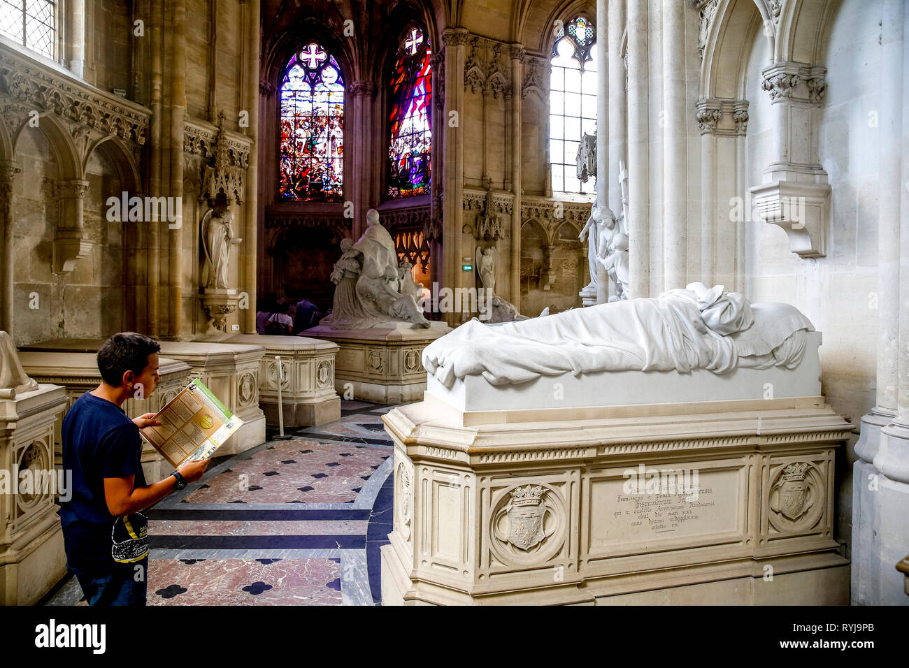 12-jähriger Junge, die in der königlichen Kapelle in Dreux, Frankreich. Stockfoto