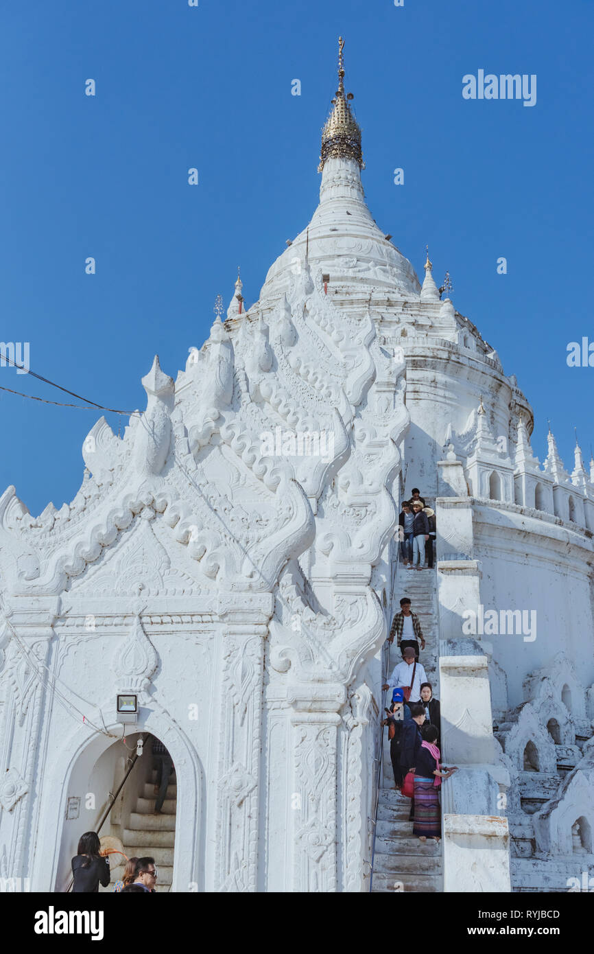 MINGUN - Myanmar, 20. Januar 2019: Unbekannter Touristen unterwegs und im Mya Thein Tan Pagode Fotografieren auf Januar 20,2019 in Mingun, Myanmar. Stockfoto