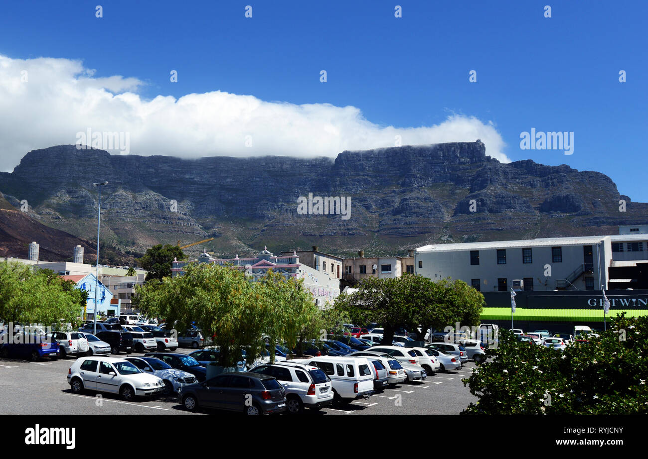 Der Tafelberg von Kapstadts Zentrum gesehen. Stockfoto