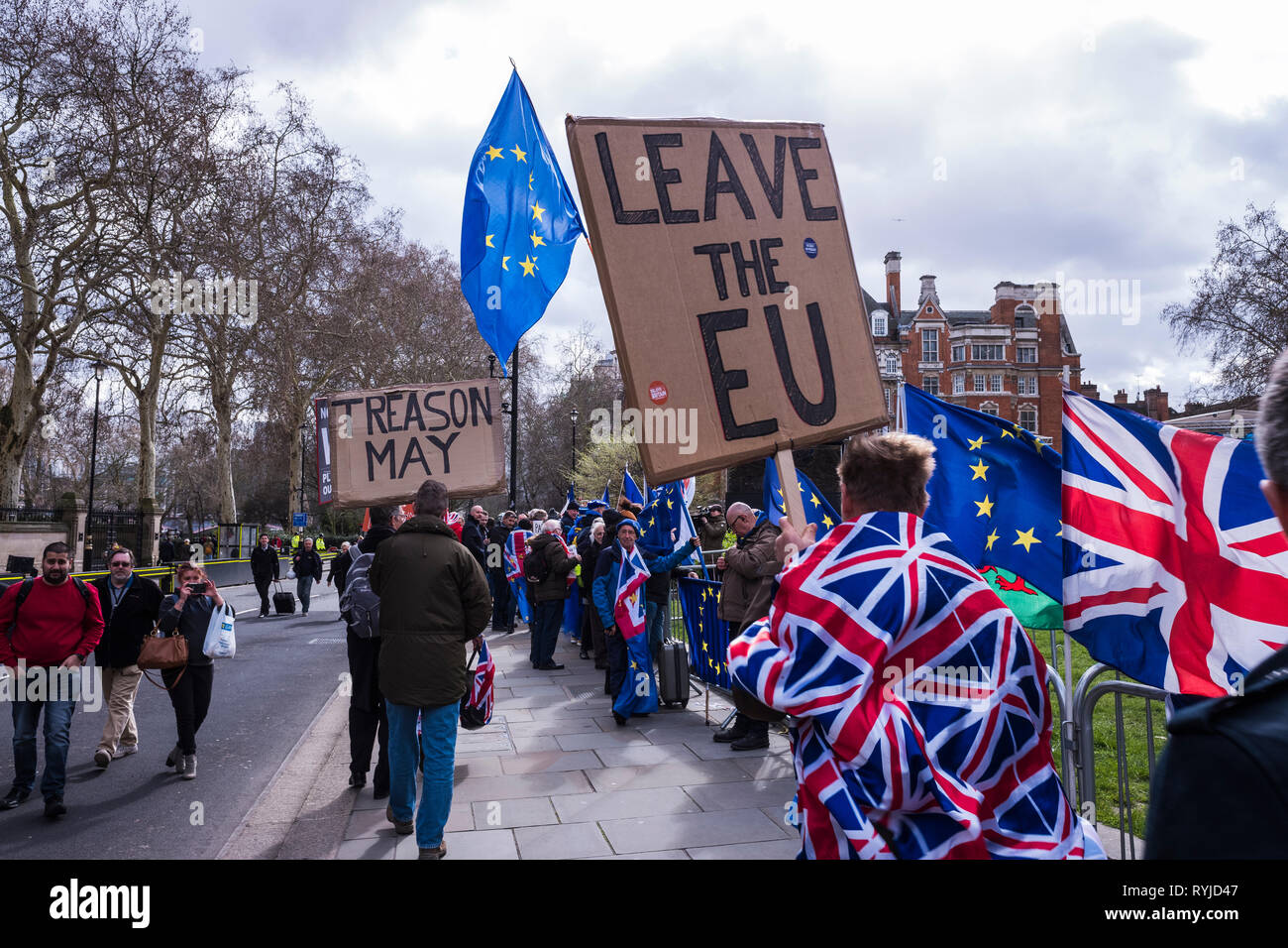 Menschen protestieren über Brexit außerhalb des Parlaments, Palast von Westminster, London, England, Großbritannien Stockfoto