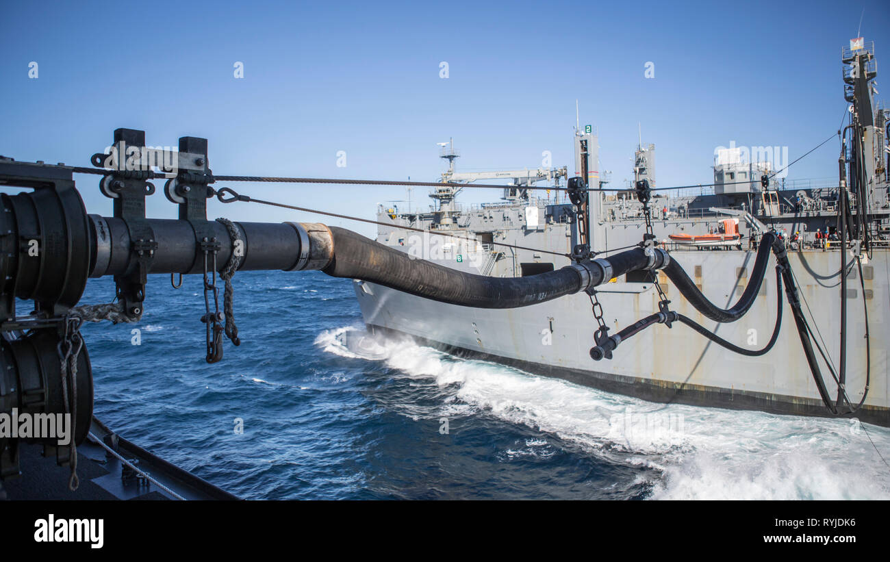 190222-M-QS 181-0061 PAZIFISCHEN OZEAN (Feb. 22, 2019) Die Lewis und Clark-Klasse Dry Cargo ship USNS Carl Brashear (T-AKE-7) (rechts) Dimmers diesen außer Betrieb setzt die San Antonio-Klasse amphibious Transport dock Schiff USS John Murtha (LPD S. 26) mit Kraftstoff während der routinemäßigen Arbeiten wie ein Teil der Boxer Amphibious Ready Gruppe im östlichen Pazifik. (U.S. Marine Corps Foto von Lance Cpl. Jason Monty) Stockfoto