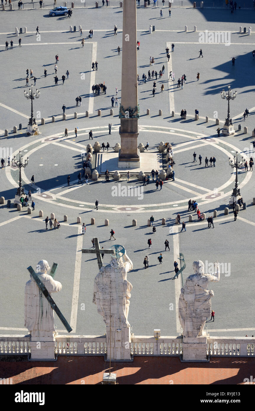 Luftaufnahme von Saint Peters Square & Ägyptische Obelisk, von der Kuppel der St. Peters Basilica, Vatican, Rom, Italien Stockfoto