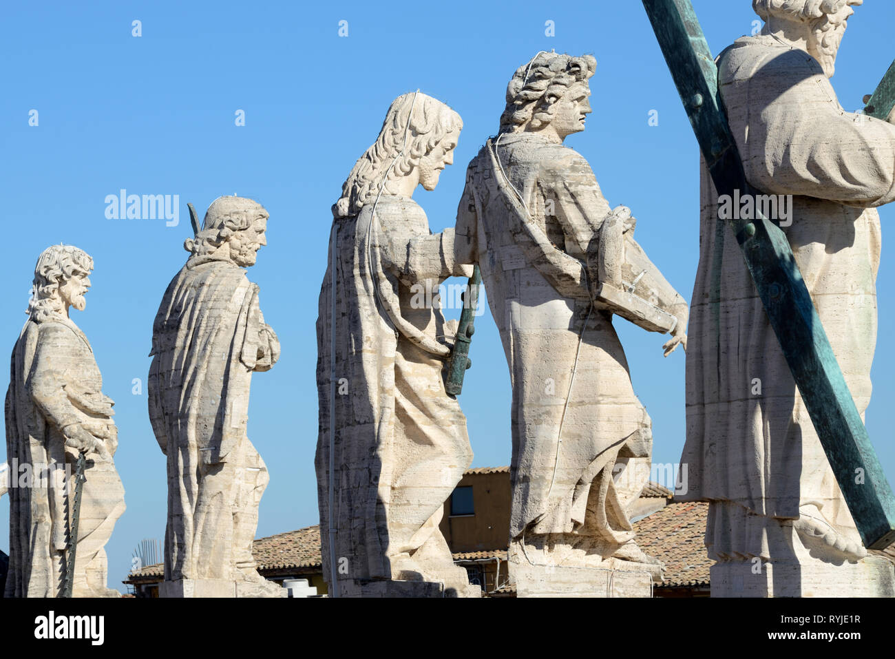 Statuen auf Saint Peter's Basilica, einschließlich dem Erlöser Christus, Hl. Johannes der Täufer und die Apostel Vatikan, Rom, Italien Stockfoto