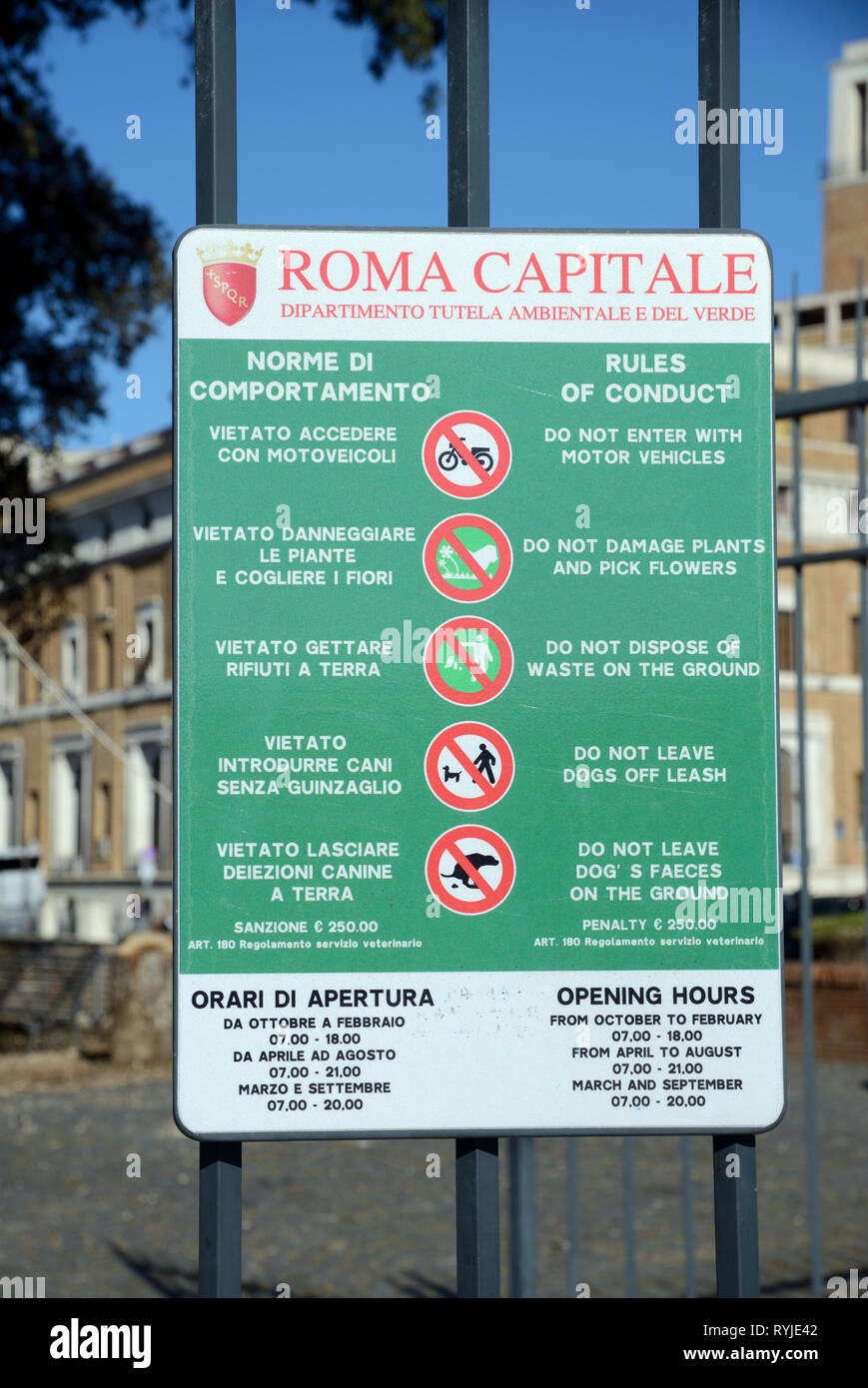 Informationen Zeichen Auflistung Park Regeln für den Besuch von Castel Sant'Angelo Park Rom Italien Stockfoto