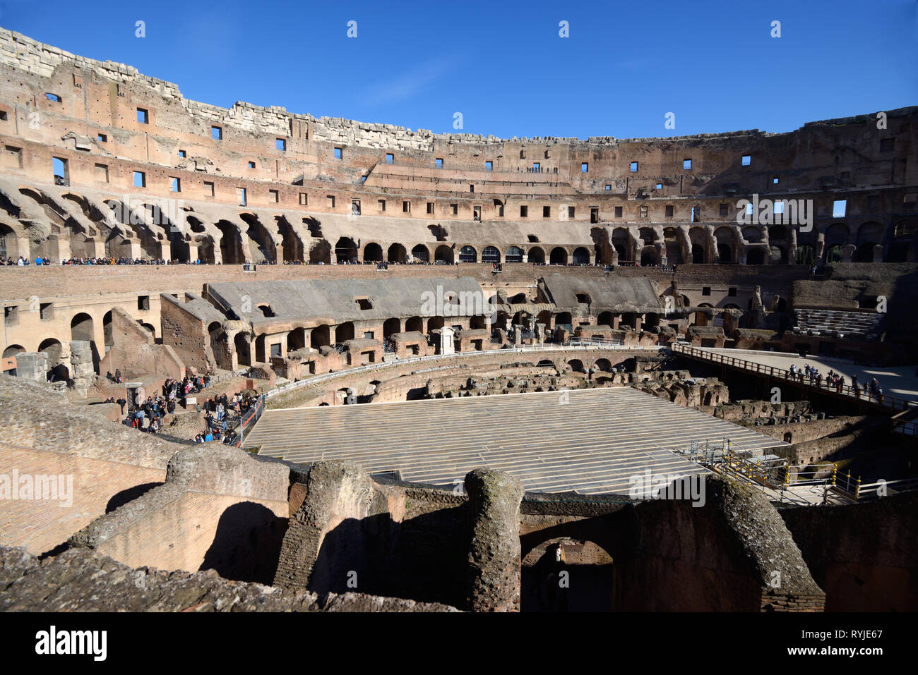 Im Innenraum oder im Inneren des Kolosseums Amphitheater, Kolosseum, oder Flavischen Amphitheater 70-80 AD Rom Italien Stockfoto