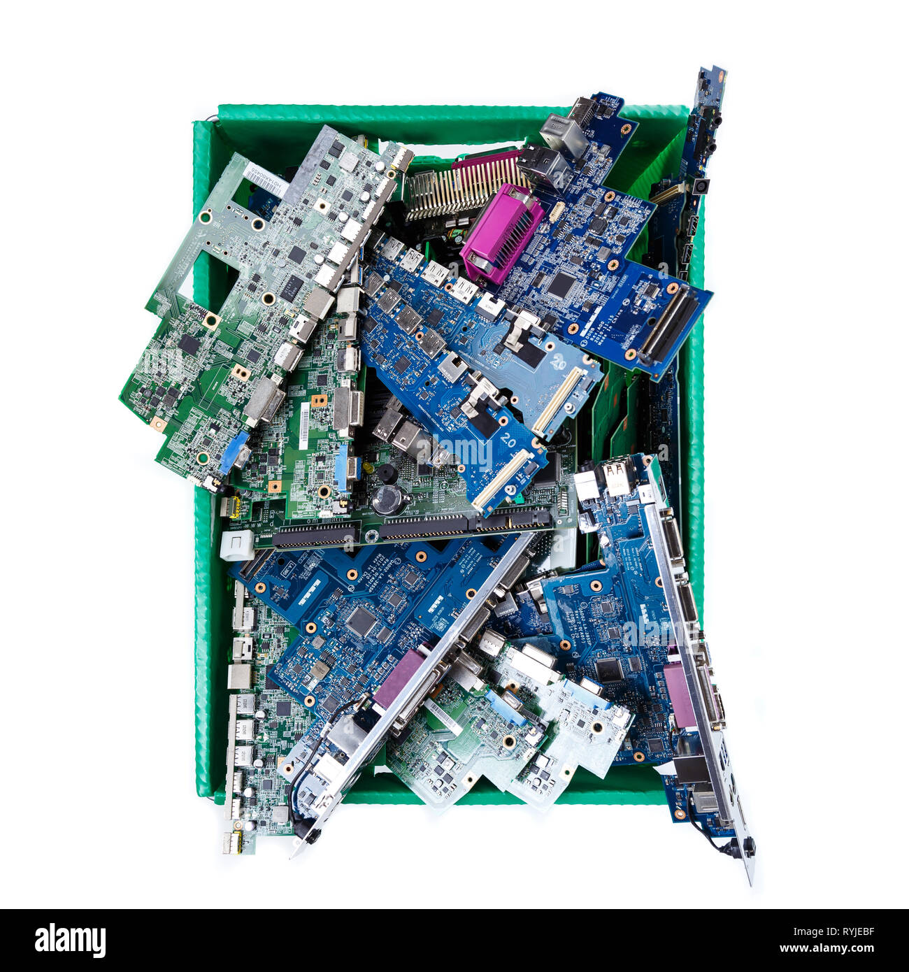 Computer Teile bereit für das Recycling auf weißem Hintergrund (Motherboard Mainboard computer hardware in grün Papierkorb) Stockfoto
