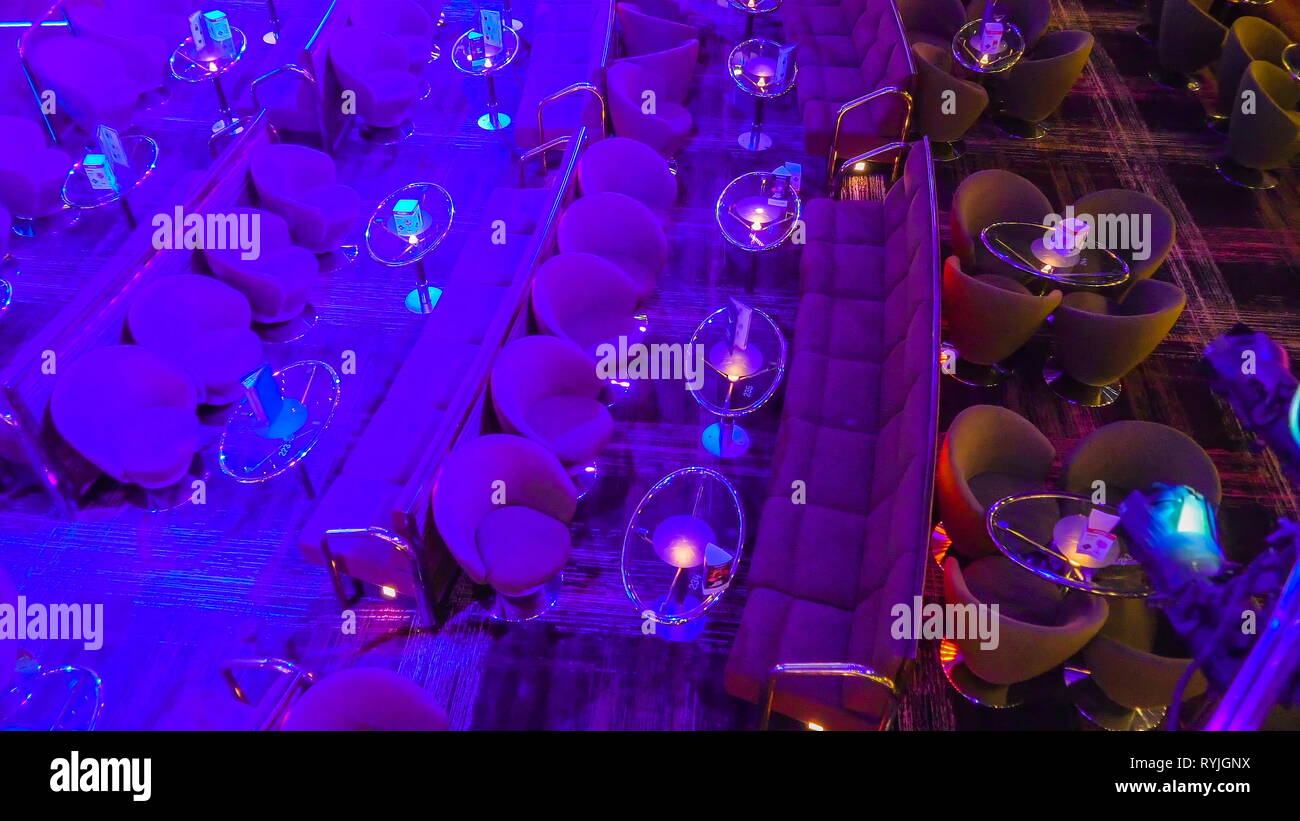 Ansicht von oben in das Glas Tische und Stühle in der Bar des Casinos im Kreuzfahrtschiff Stockfoto