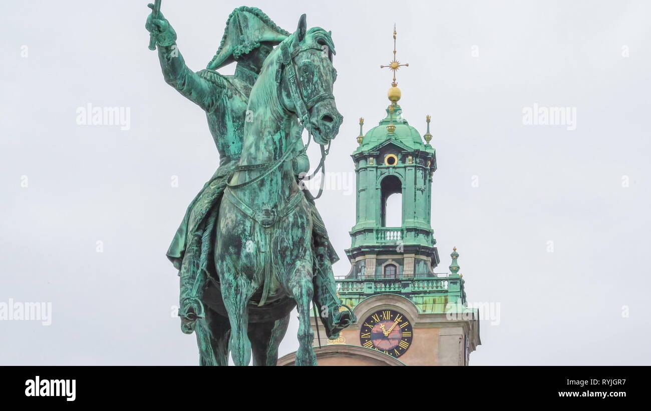 Die Statue von Karl XIV auf den Straßen in Stockholm Schweden Holding ein Schwert beim reiten das Pferd Statue Stockfoto