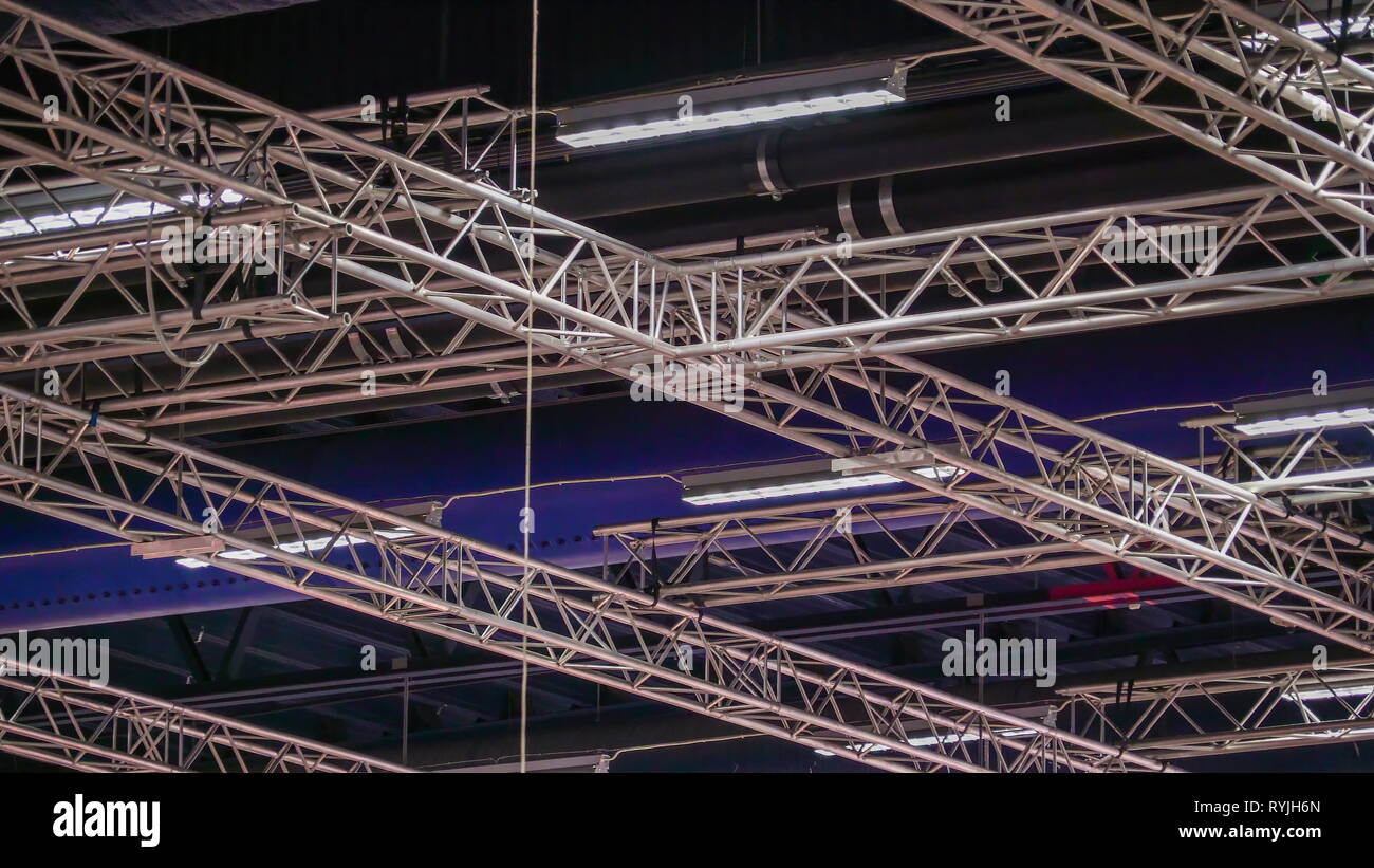 Die metallschienen an der Decke des Raumes, die den Aufbau robuster Stockfoto