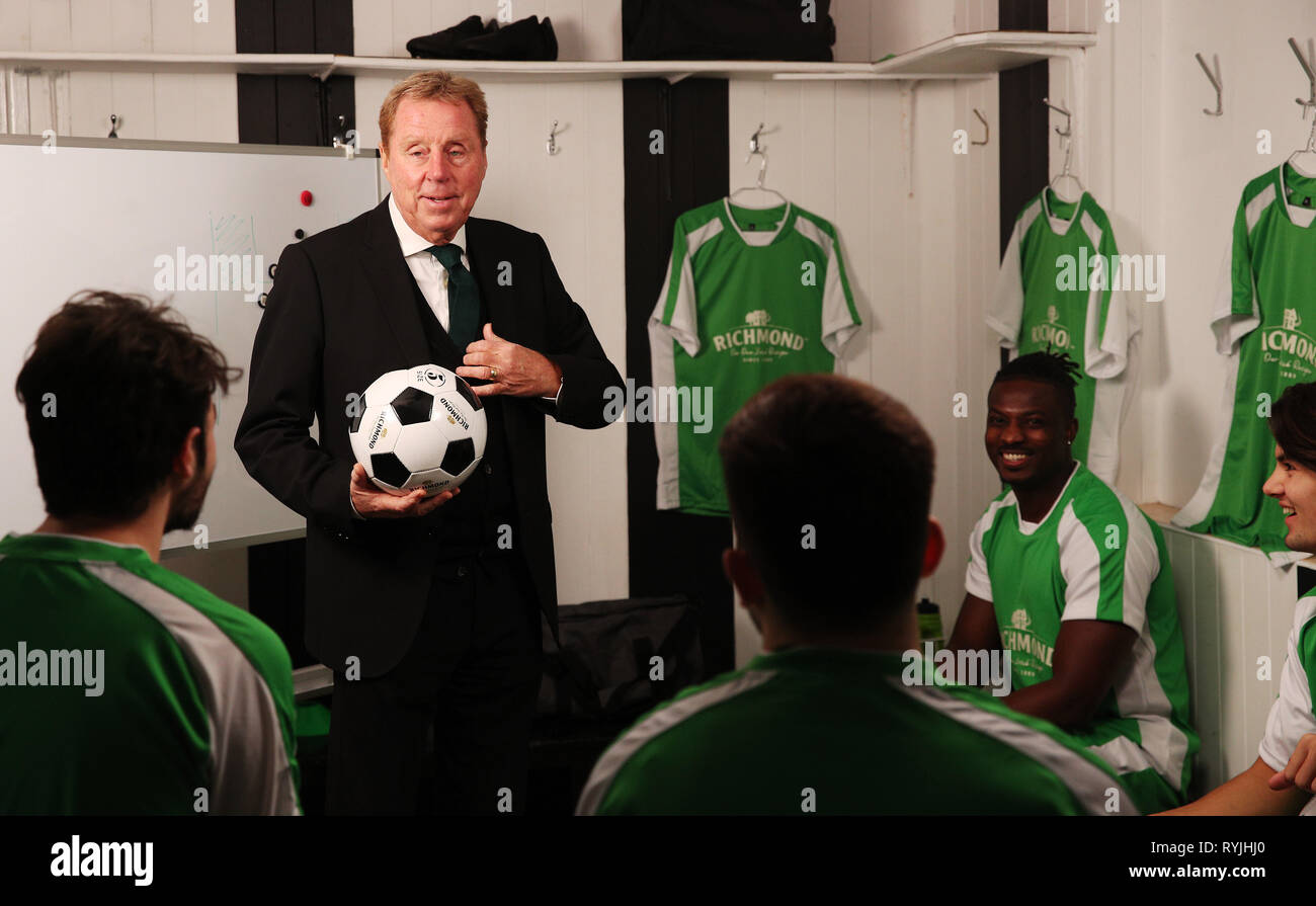 Harry Redknapp und Hayley McQueen haben teamed oben mit Richmond favoriten Fans der Nation zu feiern. Kopf zum Richmond Facebook oder Instagram Seite für die Chance, ihre örtlichen Fußballverein ein Match Tag zu erinnern. Richmond, Lieblings Wurst der Nation, feiert die Fans der Lieblingssport der Nation. Zu gewinnen ein Gleiches - Tag Erfahrung zu erinnern, Leiter zum Richmond Facebook oder Instagram Seite und nominieren Sie Ihre lokalen Verein. Mit: Harry Redknapp Wo: London, Vereinigtes Königreich, wenn: 29 Jan 2019 Credit: Joe Pepler/PinPep/WENN.com Stockfoto