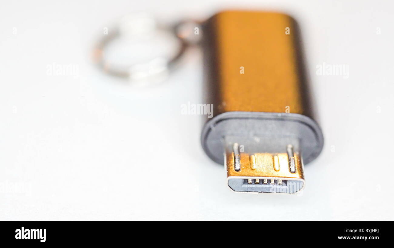 Die Spitze des USB-Micro auf ein Makro, das mit der runde Halterung auf der Oberseite Stockfoto