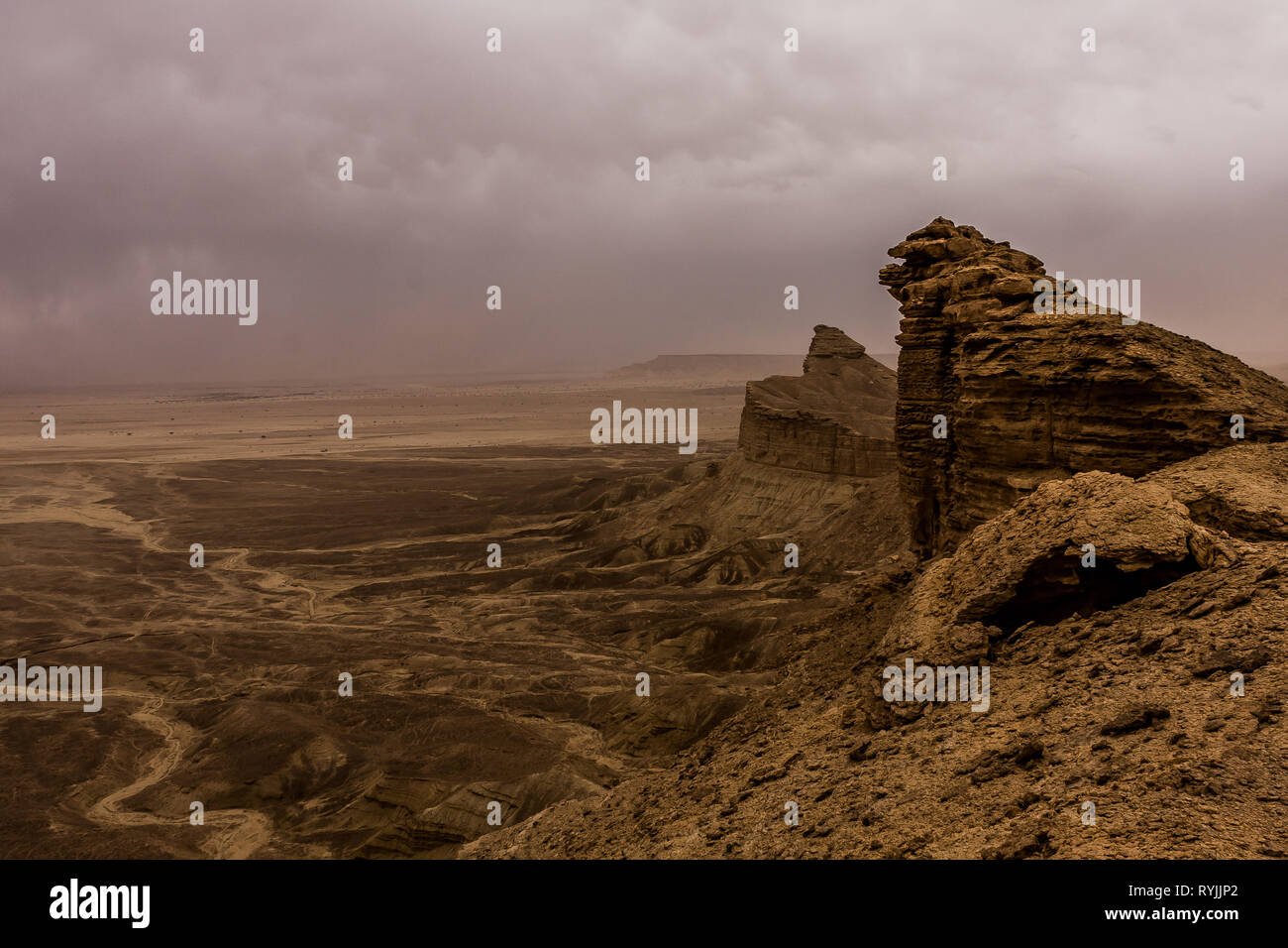 Wüstenlandschaft mit Gewitterwolken und Sandsturm in unteren Najd, Saudi-Arabien Stockfoto