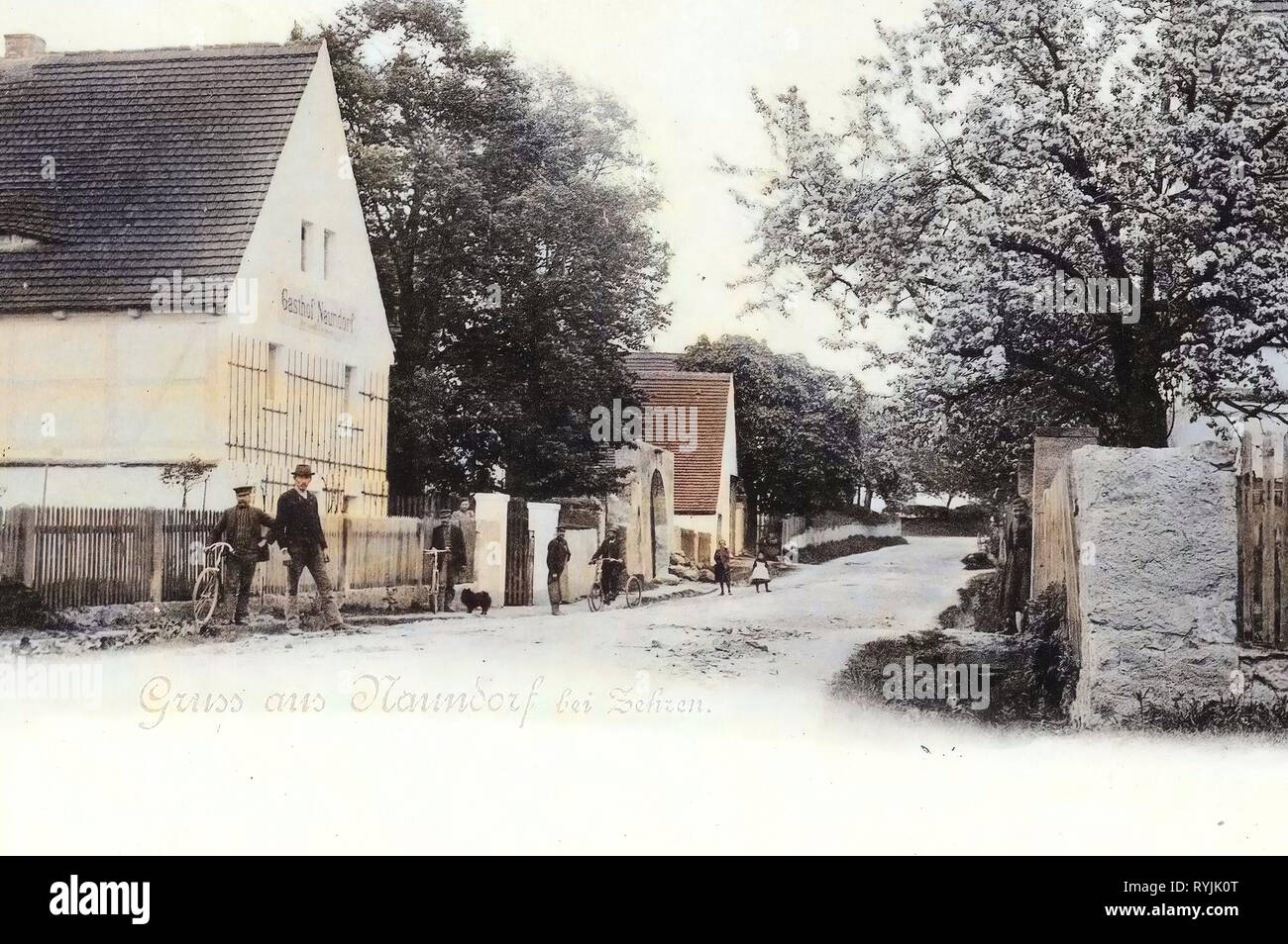 Restaurants im Landkreis Meißen, Fahrräder in Deutschland, Dreiräder in Deutschland, Naundorf (Diera-Zehren), 1899, Landkreis Meißen, Naundorf, Dorfstraße mit Gasthof Stockfoto