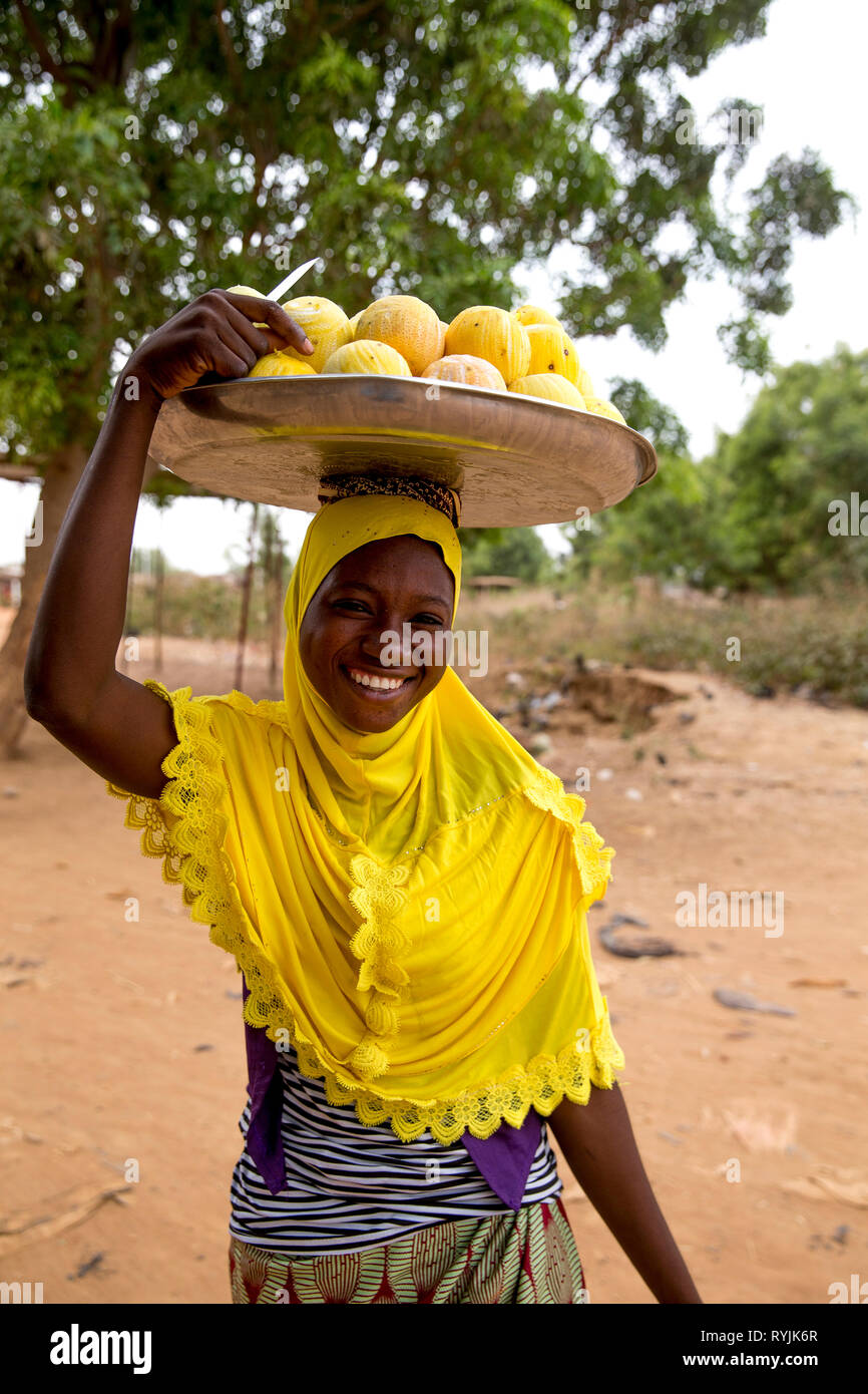 Junge Frau Verkauf von Obst in Koupéla, Burkina Faso. Stockfoto