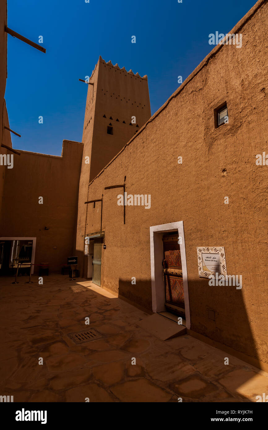 Eine der inneren Passagen der Masmak Fort, Riad Stockfoto