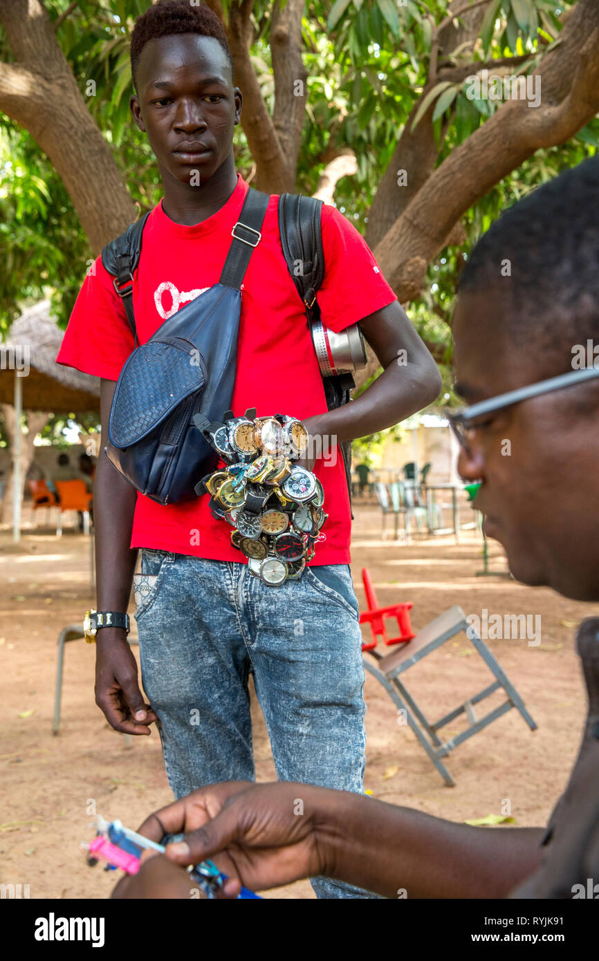 Junger Mann Uhren Verkauf in Koudougou, Burkina Faso. Stockfoto