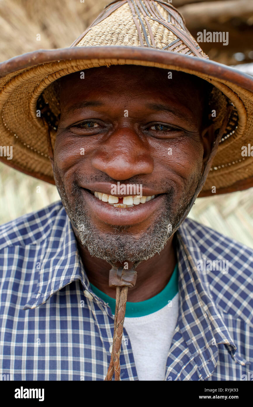 Burkina Fasso Mann mit einem traditionellen Hut in Tenkodogo, Burkina Faso. Stockfoto