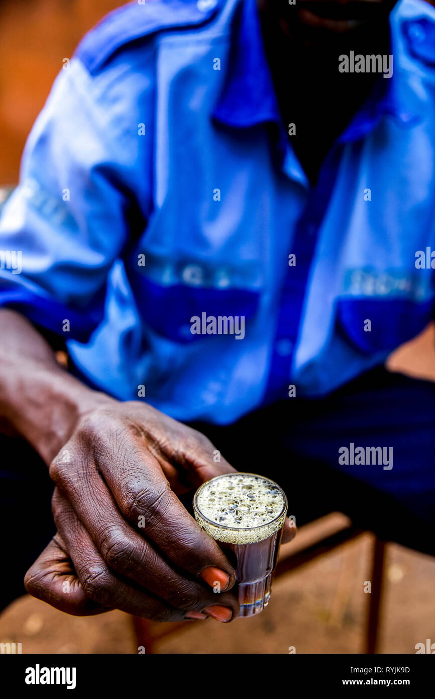 Security Agent mit Tee in Ouahigouya, Burkina Faso. Stockfoto