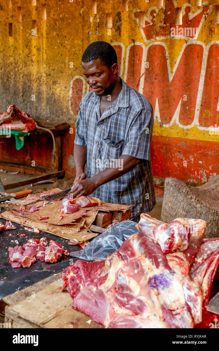 Metzger in Tenkodogo Markt, Burkina Faso. Stockfoto