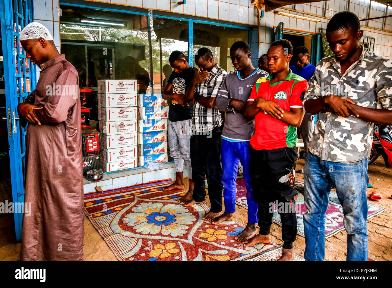 Muslime außerhalb betend draußen ein Shop in Ouagadougou, Burkina Faso. Stockfoto