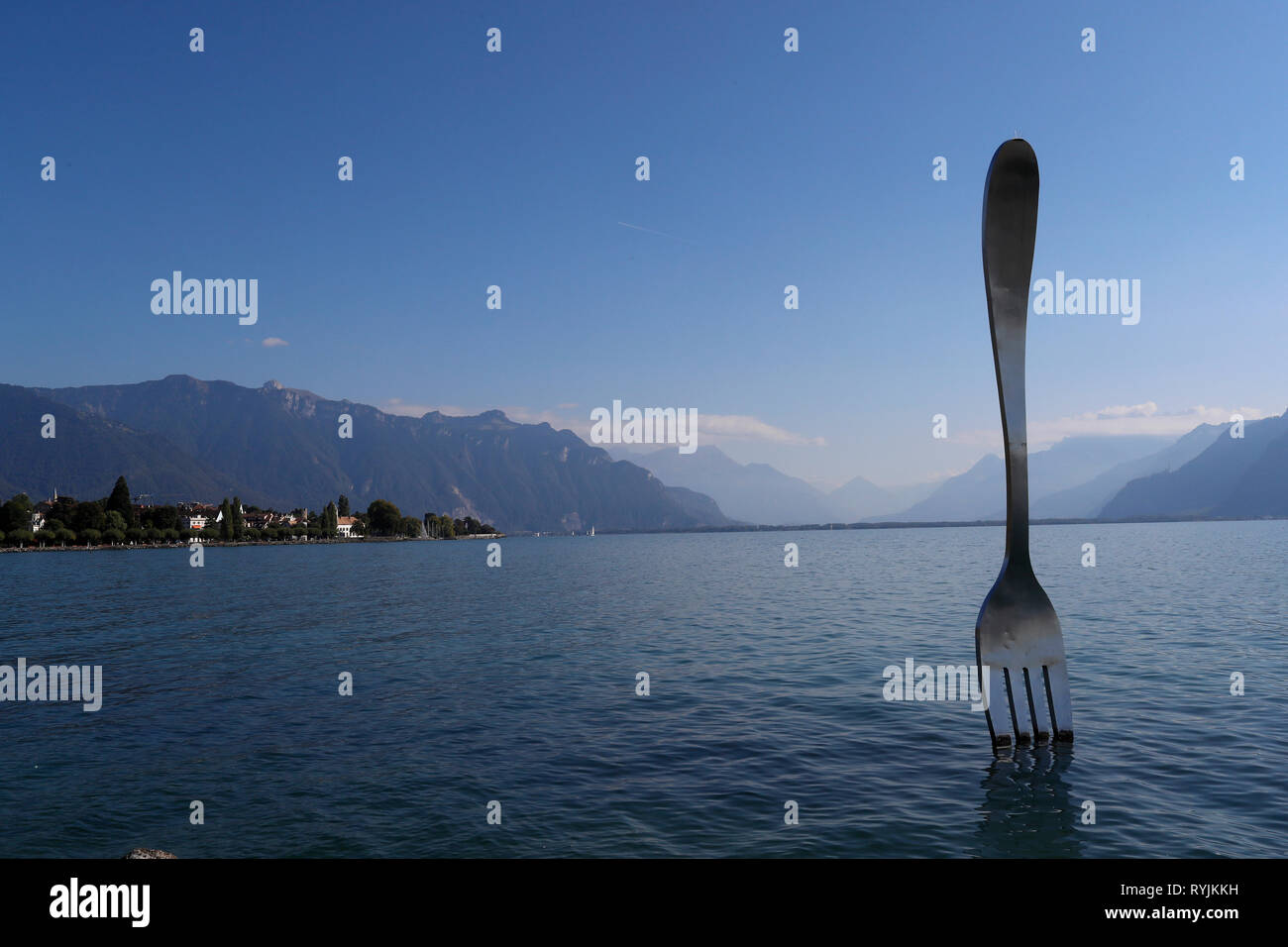 Die Ausrückgabel. Ein Genfer See Sehenswürdigkeit. Jean-Pierre Zaugg entwickelt, um dieses Kunstwerk im Jahr 1995, zum 10-jährigen Jubiläum der Ernährung Museum commerate. Vevey Stockfoto