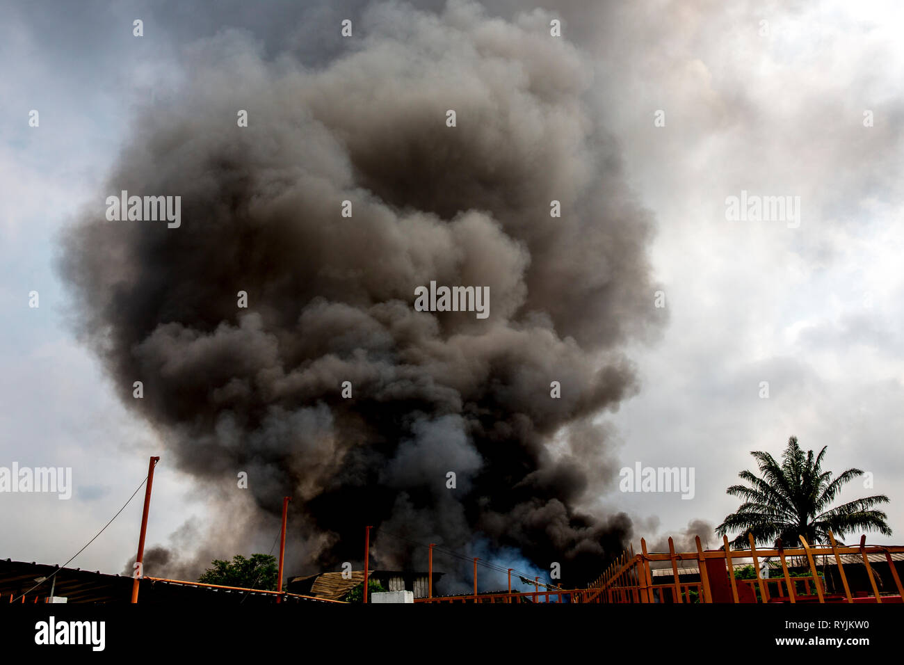 Brand in einer Lackfabrik in Abidjan, Elfenbeinküste. Stockfoto