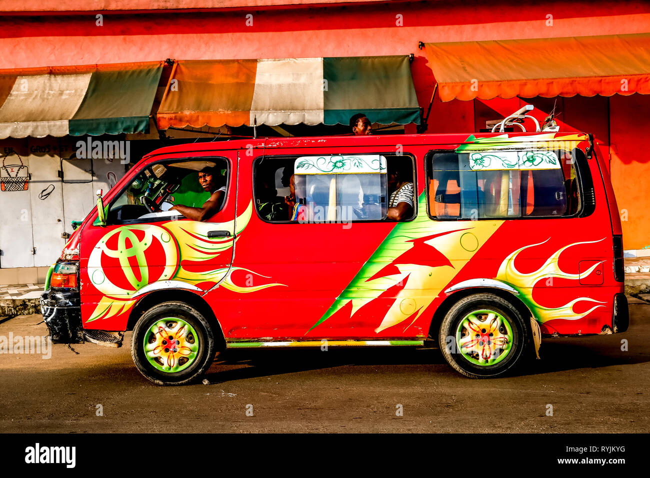 Der öffentliche Verkehr in Abidjan, Elfenbeinküste. Stockfoto