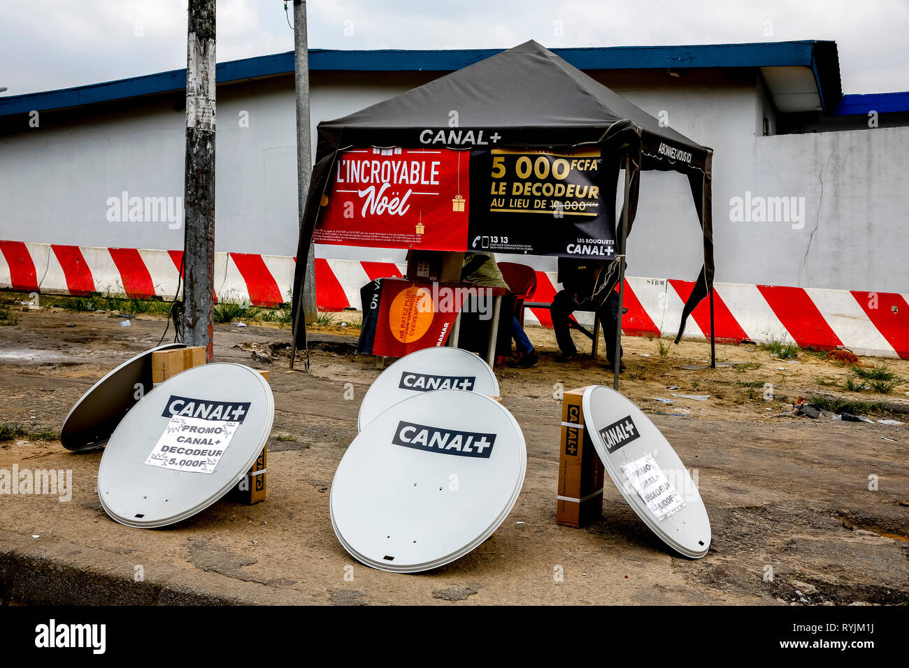 TV Gerichte zum Verkauf in Abidjan, Elfenbeinküste Pay Stockfoto