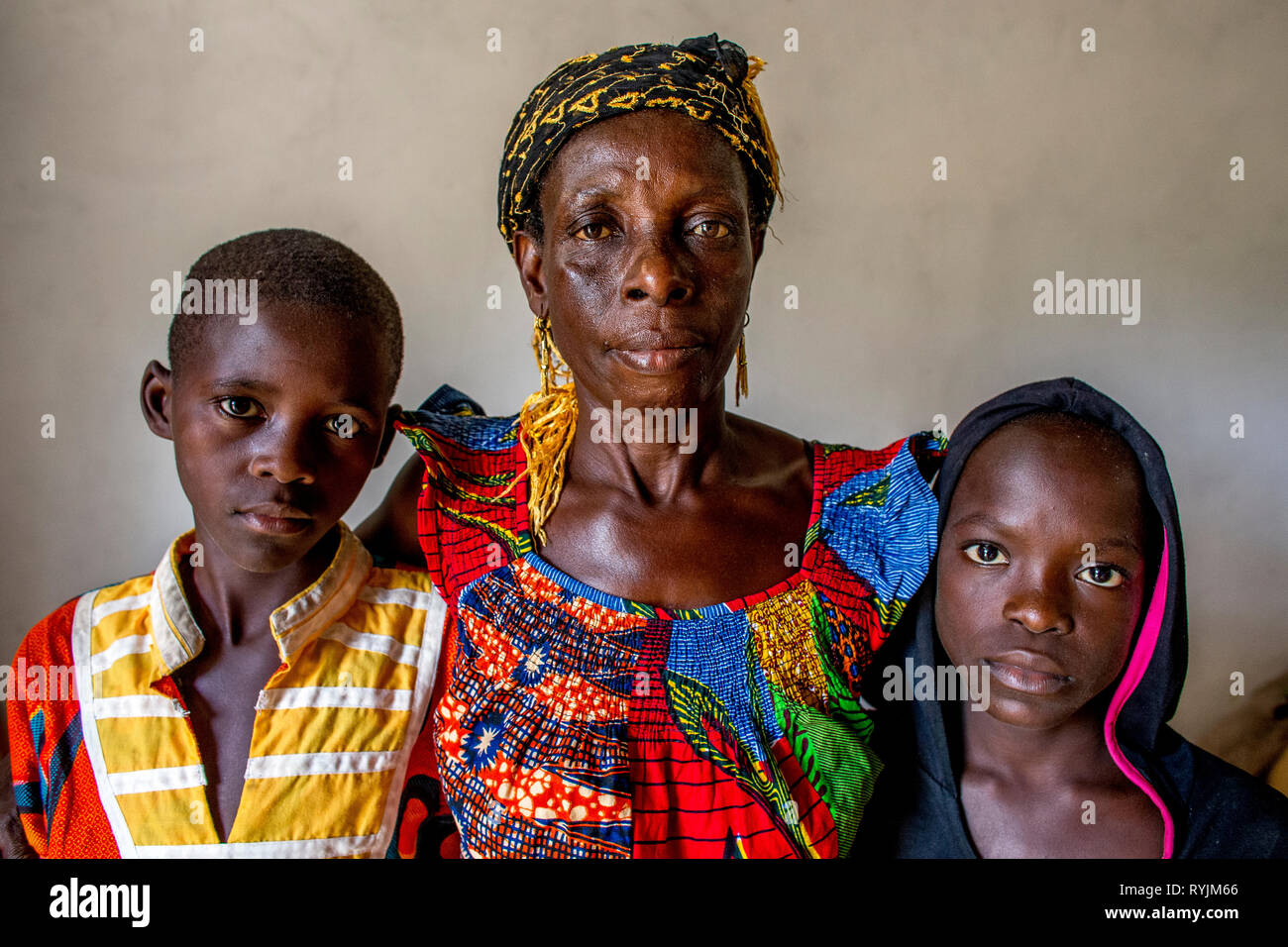 Mutter und Söhne in der Nähe von Agboville, Elfenbeinküste. Stockfoto