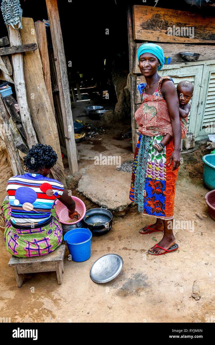 Die Dorfbewohner in der Nähe von Agboville, Elfenbeinküste. Stockfoto