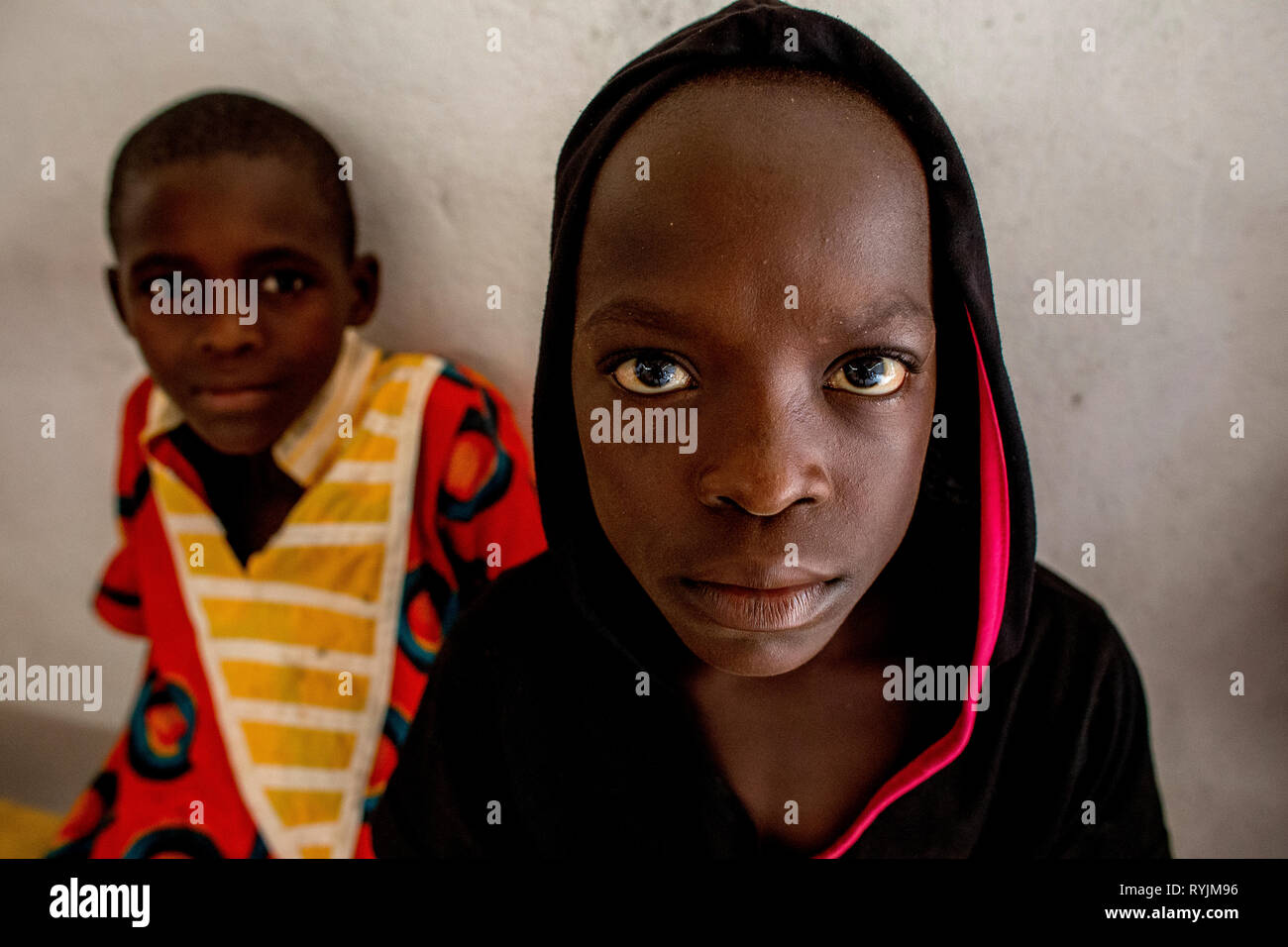 Jungen suchen in die Kamera in der Nähe von Agboville, Elfenbeinküste. Stockfoto